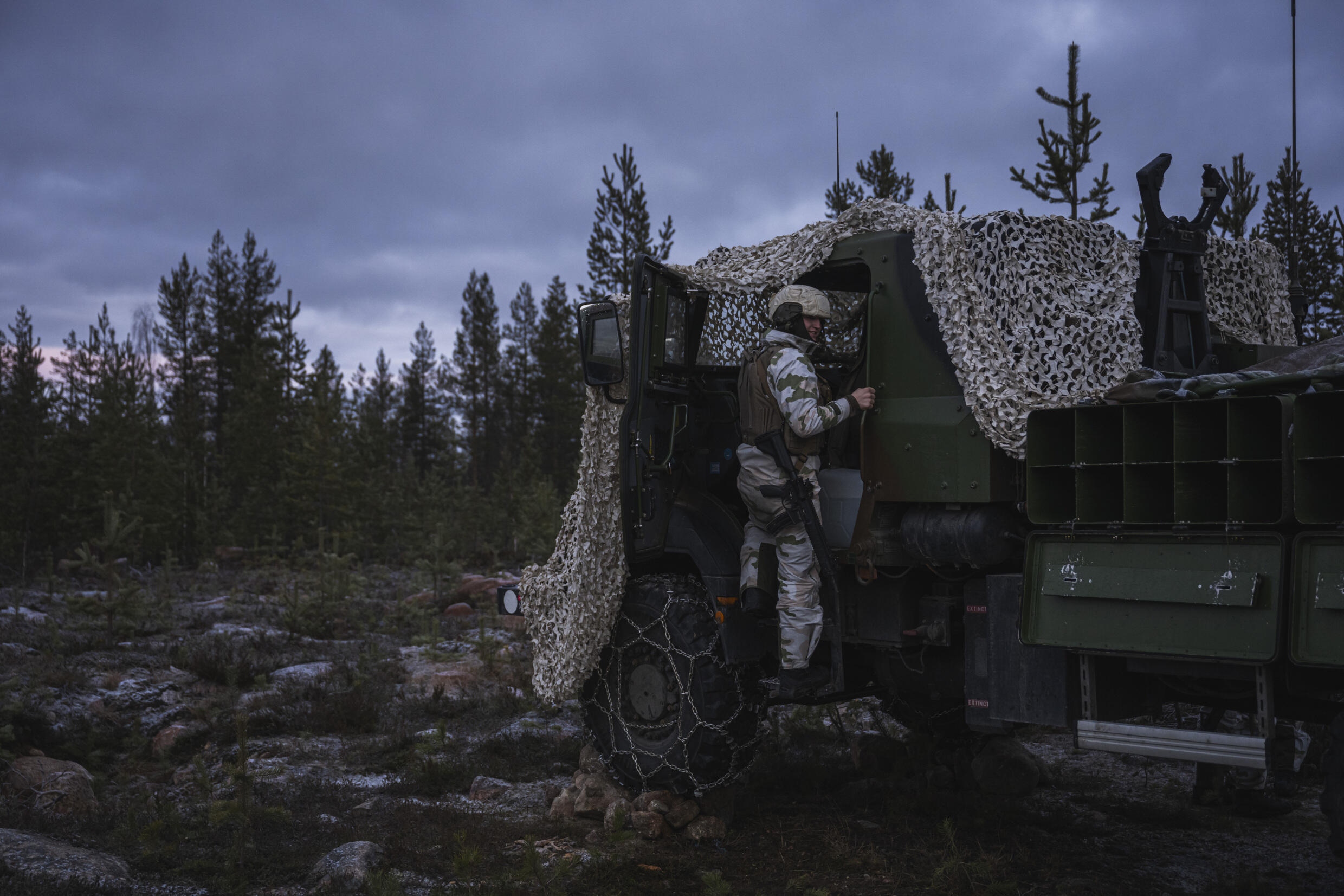Un soldat français aux commandes d'un Camion équipé d'un système d'artillerie (Caesar), le 17 novembre 2024 près de Rovaniemi, en Laponie finlandaise