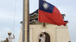 Foto de archivo de soldados arriando la bandera nacional en una ceremonia diaria de la bandera en Taipéi, Taiwán, el 30 de julio de 2022.