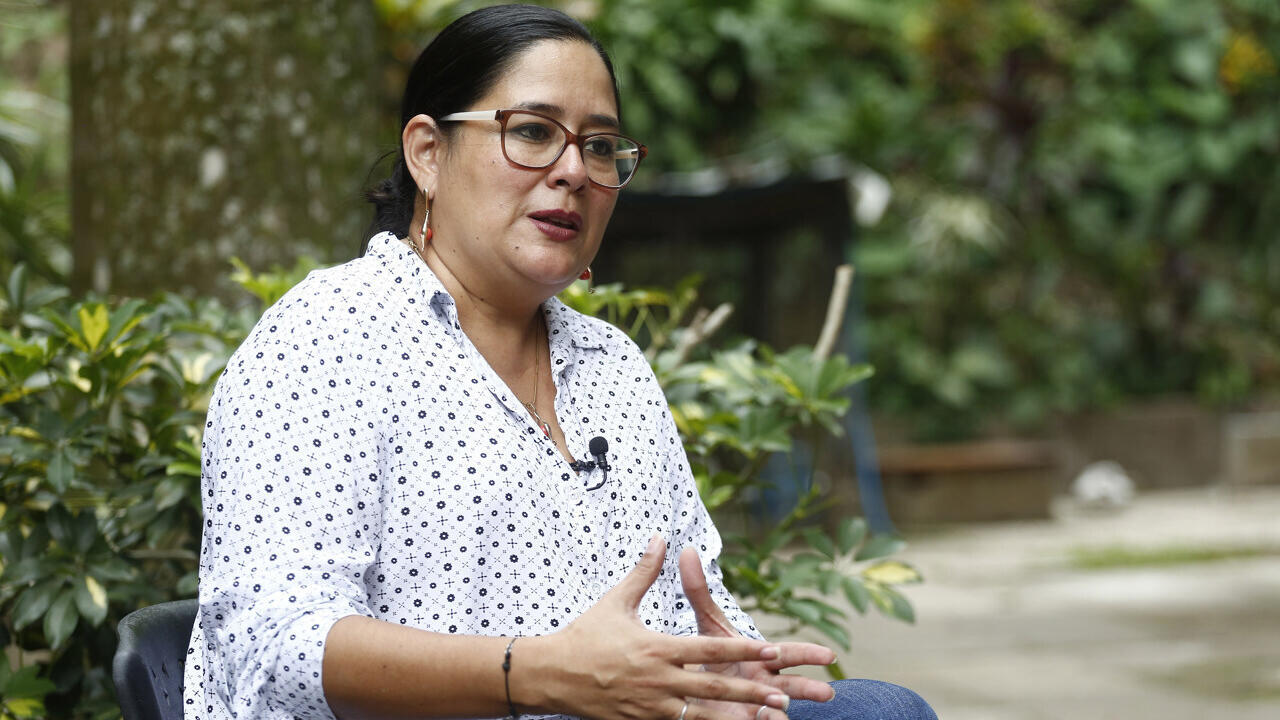 Fotografía de archivo fechada el 02 de junio de 2023 de la jefa del área Anticorrupción y Justicia de la organización Cristosal, Ruth López, hablando en una entrevista con EFE en San Salvador (El Salvador).