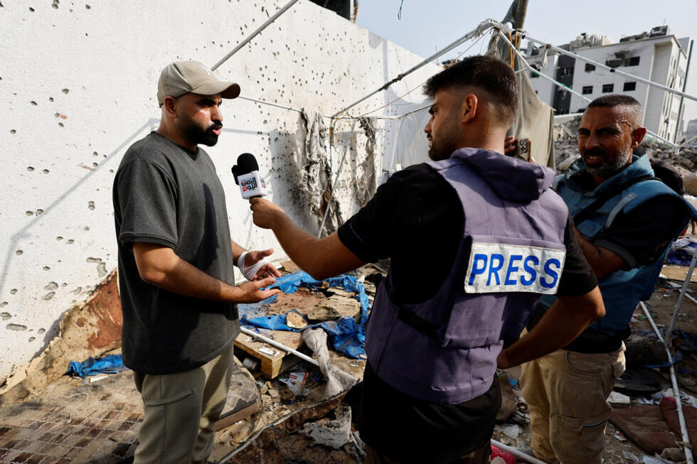 Un palestino habla con los medios de comunicación en el lugar donde se produjo un ataque israelí contra una tienda de campaña cerca del Hospital Shifa, en el que murieron los periodistas de Al Jazeera Anas Al Sharif, Mohammed Qreiqeh, Ibrahim Zaher y Mohammed Noufal, en la ciudad de Gaza, el 11 de agosto de 2025.