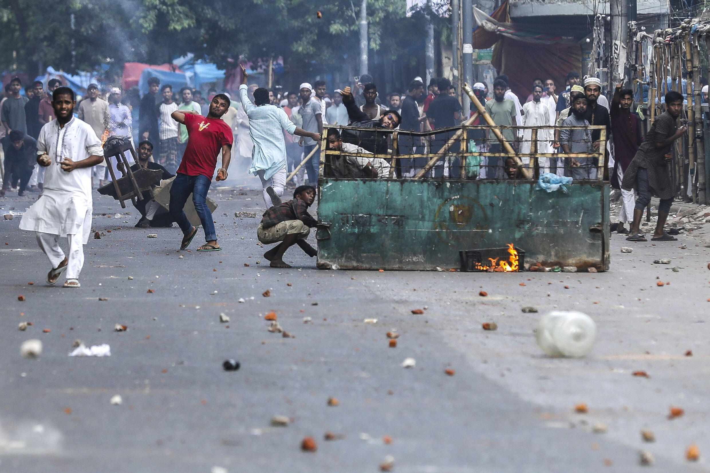 Affrontements entre policiers et manifestants opposés aux quotas dans la fonction publique, le 19 juillet 2024 à Dacca, au Bangladesh