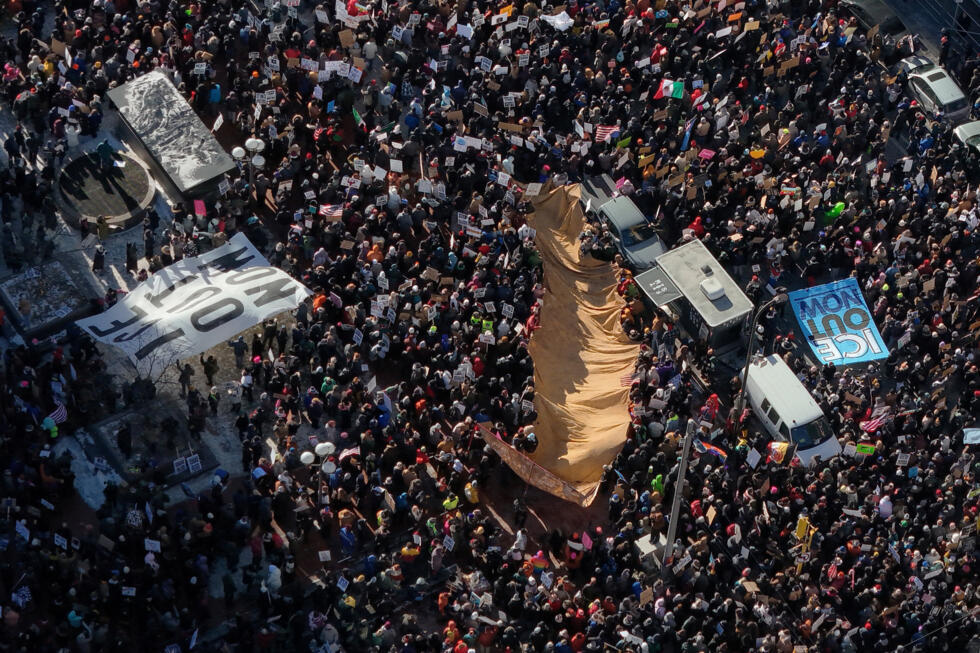 Een drone-weergave toont demonstranten die deelnemen aan een