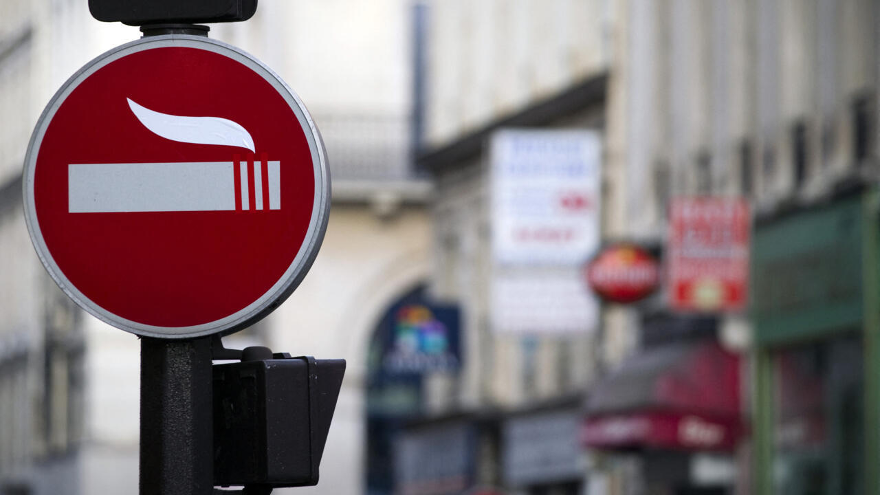 Un panneau de sens interdit modifié par l'artiste Clet Abraham et représentant une cigarette, dans une rue de Paris, le 13 novembre 2011.