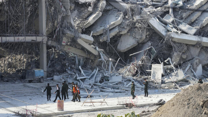 Des sauveteurs sur le site d'une tour en construction après un tremblement de terre de magnitude 7,7 à Bangkok, Thaïlande, vendredi 28 mars 2025.