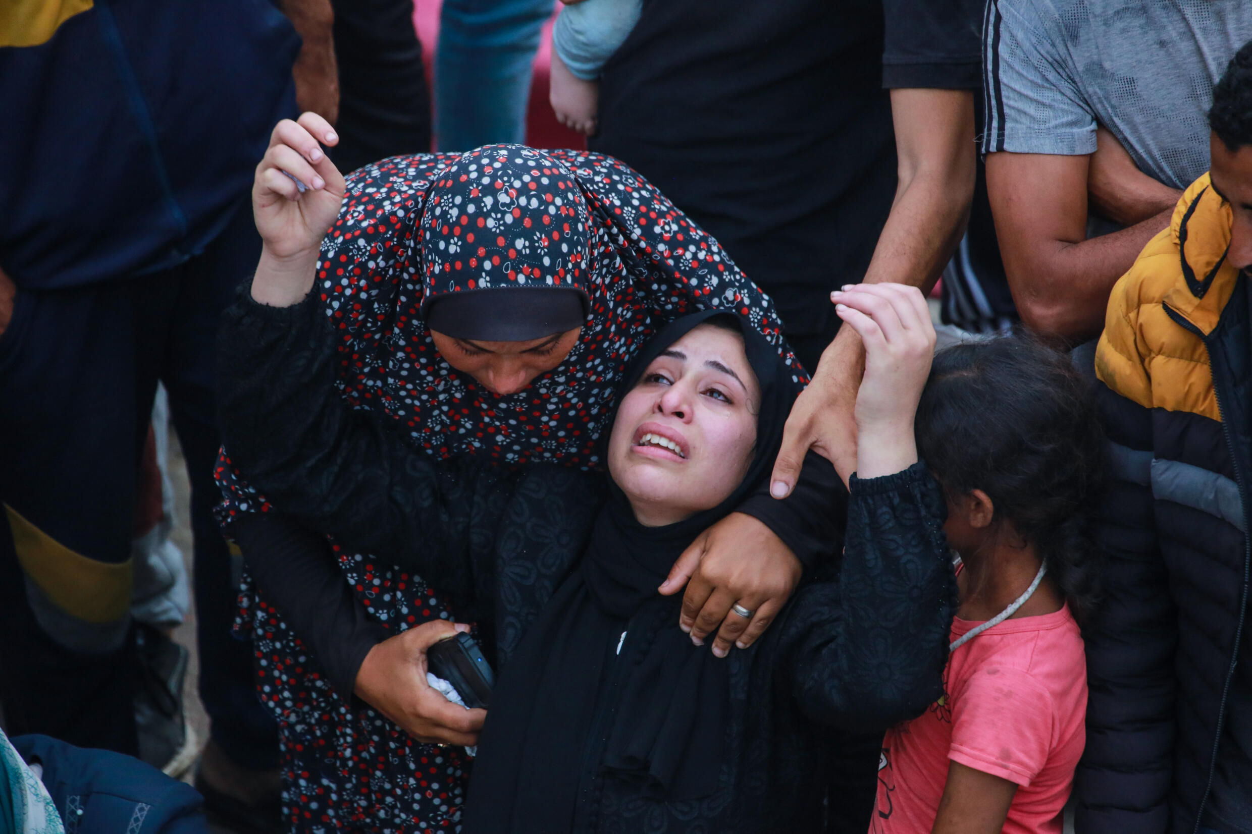 Une femme pleure un proche tué par une frappe israélienne à Nousseirat sur une école de l'agence de l'ONU pour les réfugiés palestiniens (Unrwa), le 6 juin 2024 à l'hôpital de Deir el-Balah, dans le centre de la bande de Gaza, où une guerre oppose Israël au mouvement islamiste palestinien Hamas