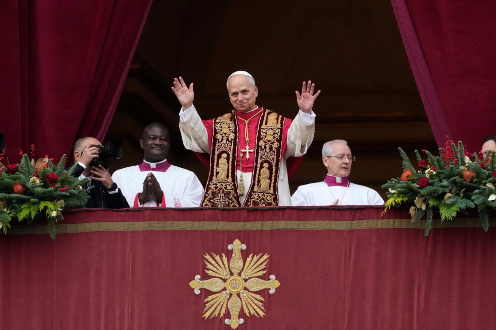 Le pape Léon XIV salue après avoir prononcé la bénédiction Urbi et Orbi (latin pour "À la ville et au monde") le jour de Noël depuis le balcon principal de la basilique Saint-Pierre au Vatican.