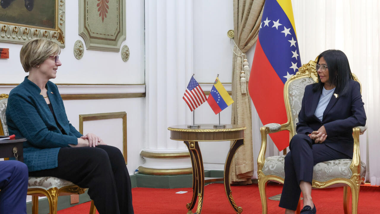 Washington zet de interim-leider van Venezuela onder druk over de ‘transitie’ na Maduro