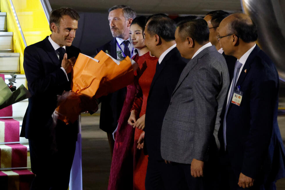 Le président français Emmanuel accueilli par des officiels vietnamiens à son arrivée à l'aéroport international de Noi Bai à Hanoï, le 25 mai 2025.