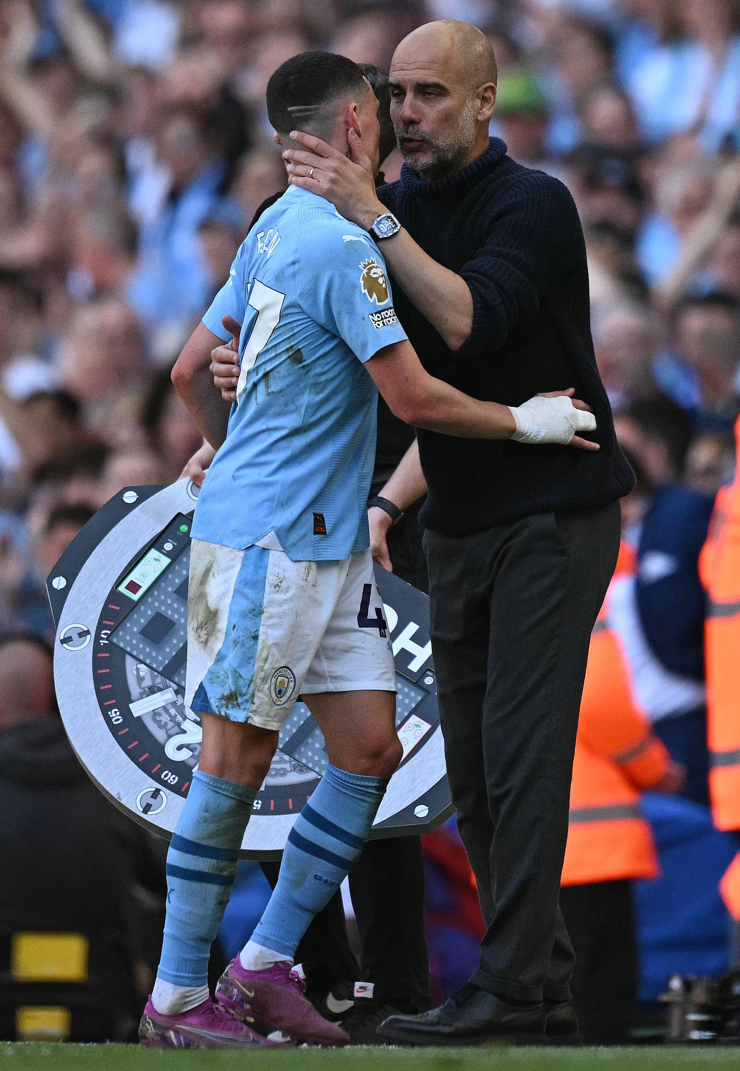 Le buteur de Manchester City Phil Foden félicité par son entraîneur Pep Guardiola lors du match contre West Ham, le 19 mai 2024 à Manchester