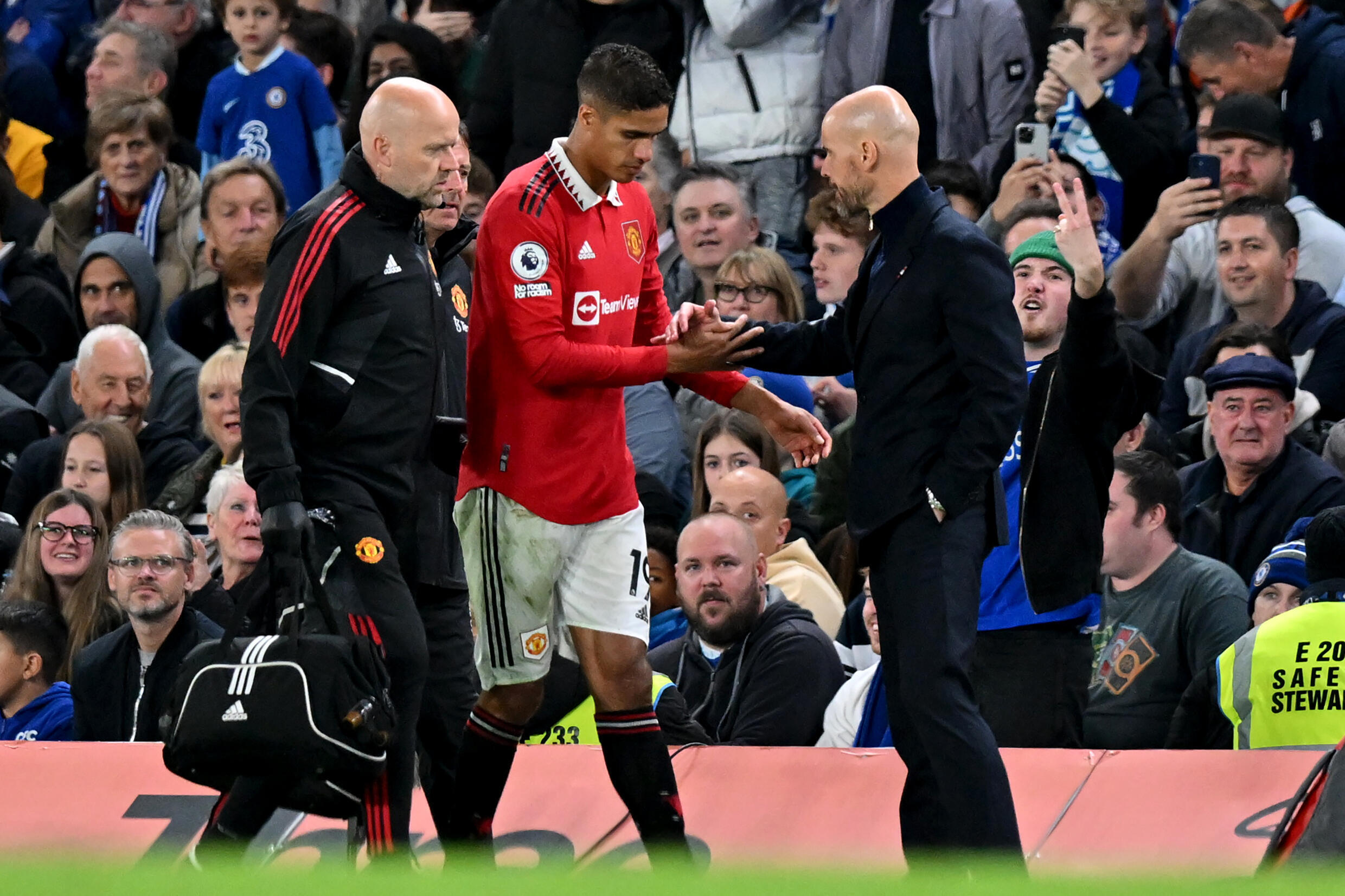 Le défenseur de Manchester United Raphaël Varane sort du terrain après s'être blessé contre Chelsea, le 22 octobre 2022 à Stamford Bridge