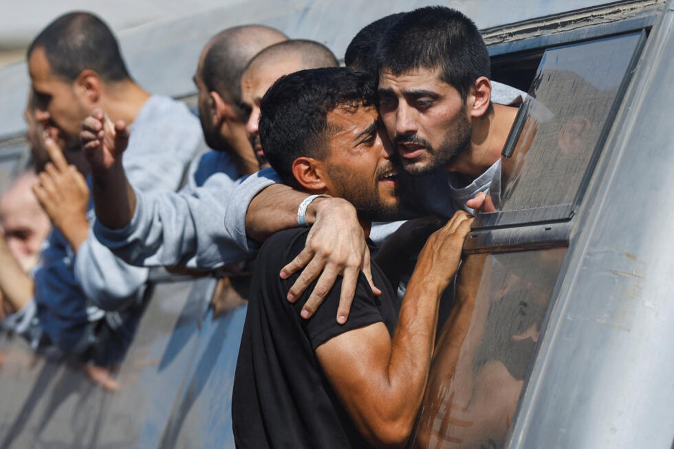 Un hombre saluda a un prisionero palestino liberado por Israel como parte de un intercambio de rehenes y prisioneros y un acuerdo de alto el fuego entre Hamás e Israel, en Khan Younis, en el sur de la Franja de Gaza, el 13 de octubre de 2025.
