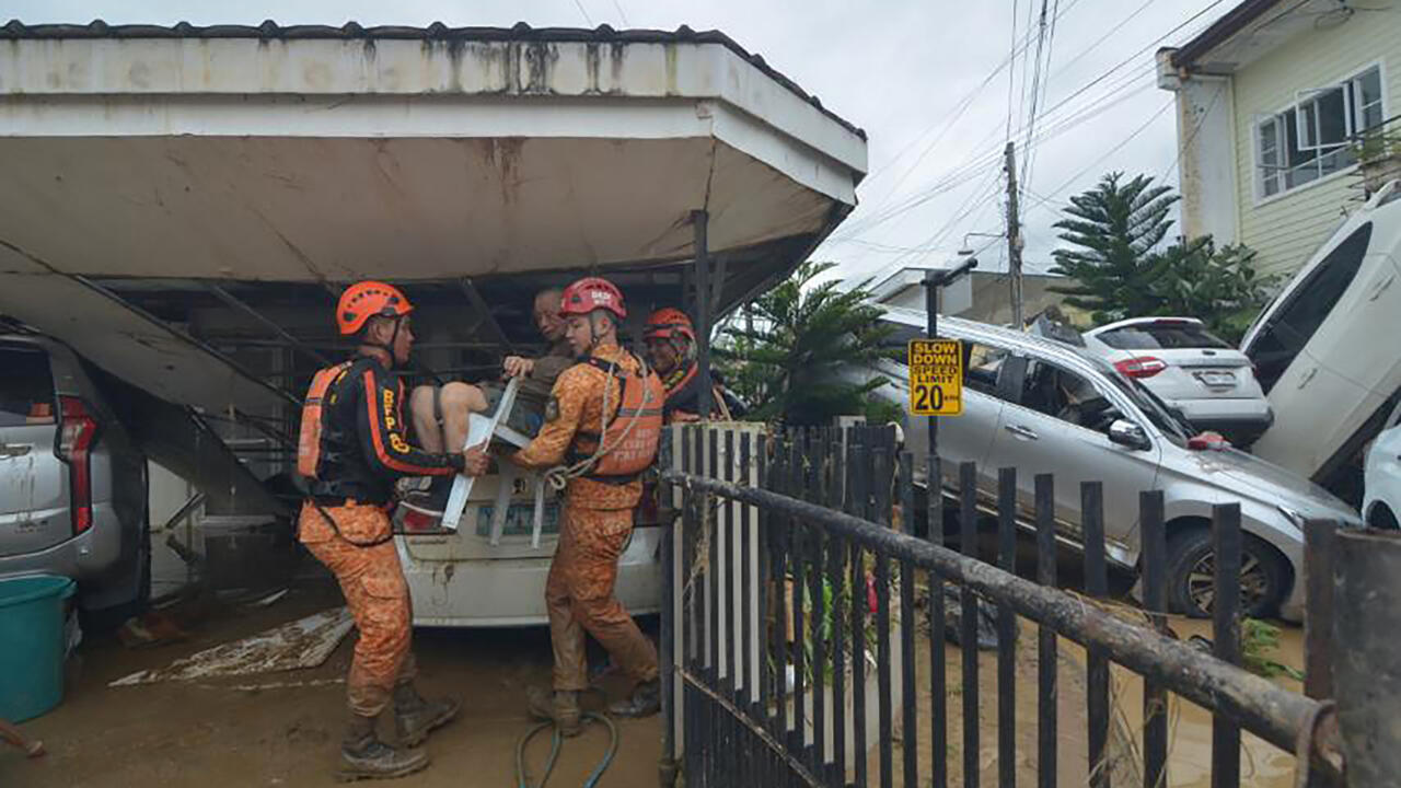الإعصار "كالماغي" يودي بحياة خمسة أشخاص في الفيليبين