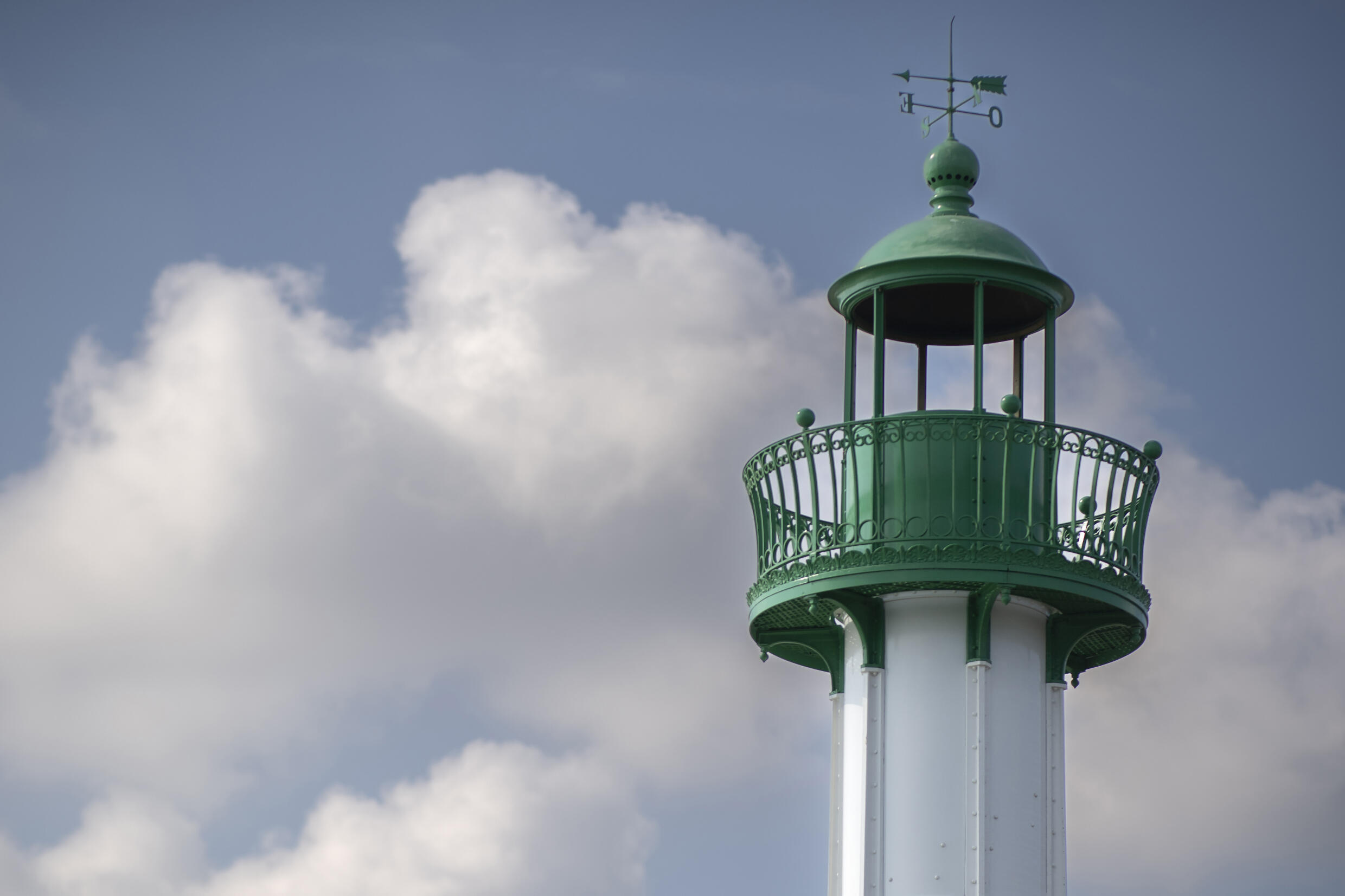 Le petit phare Eiffel de Moguériec de retour sur sa jetée