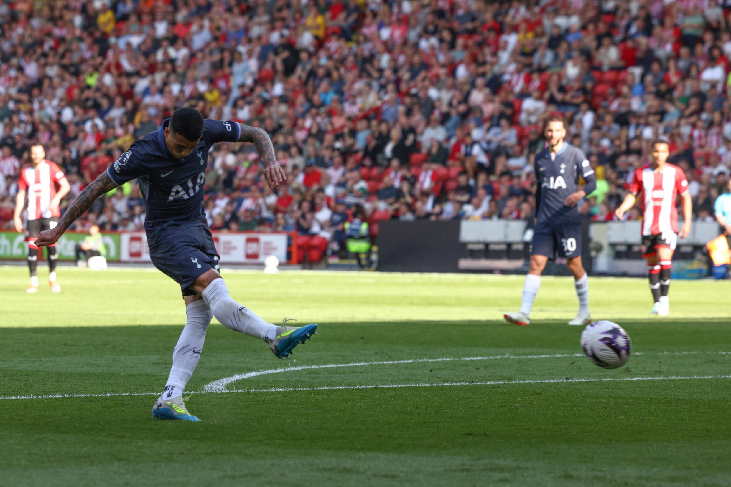 Le défenseur de Tottenham Pedro Porro marque sur le terrain de Sheffield United, le 19 mai 2024 à Sheffield