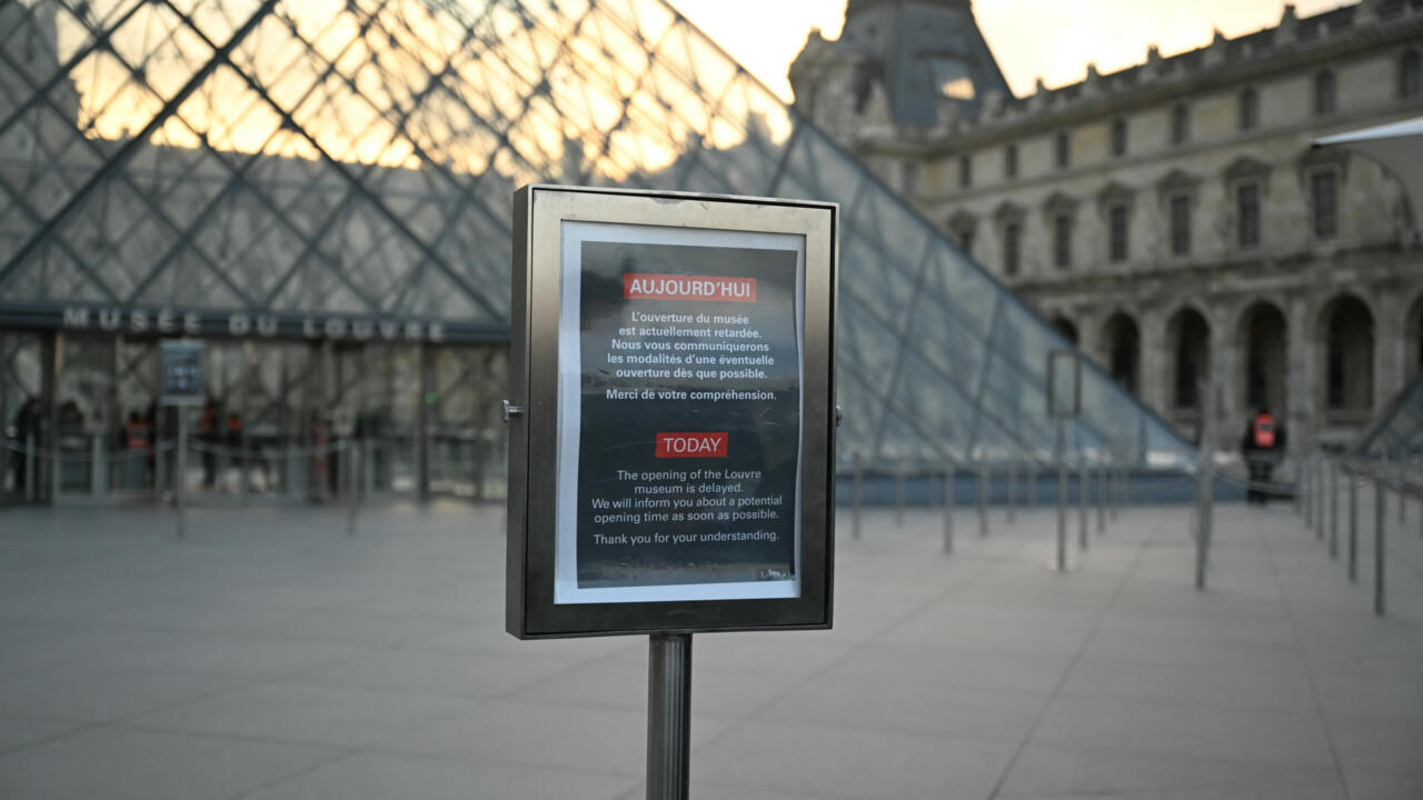 متحف اللوفر يعيد فتح أبوابه بالكامل إثر تعليق إضراب الموظفين