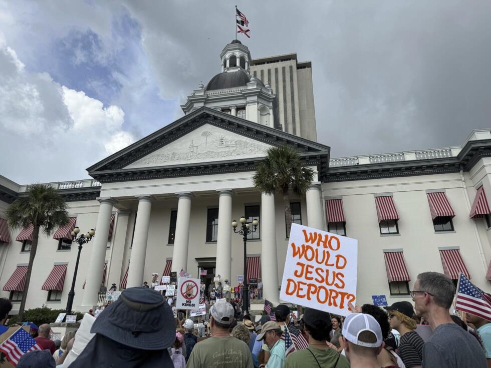 La gente se reúne en los terrenos del antiguo capitolio de Florida, en Tallahassee, Florida, para la protesta "Sin Reyes" el sábado 14 de junio de 2025.