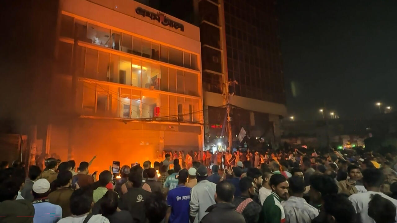 تجدد التظاهرات في بنغلادش بعد اغتيال قيادي طلابي