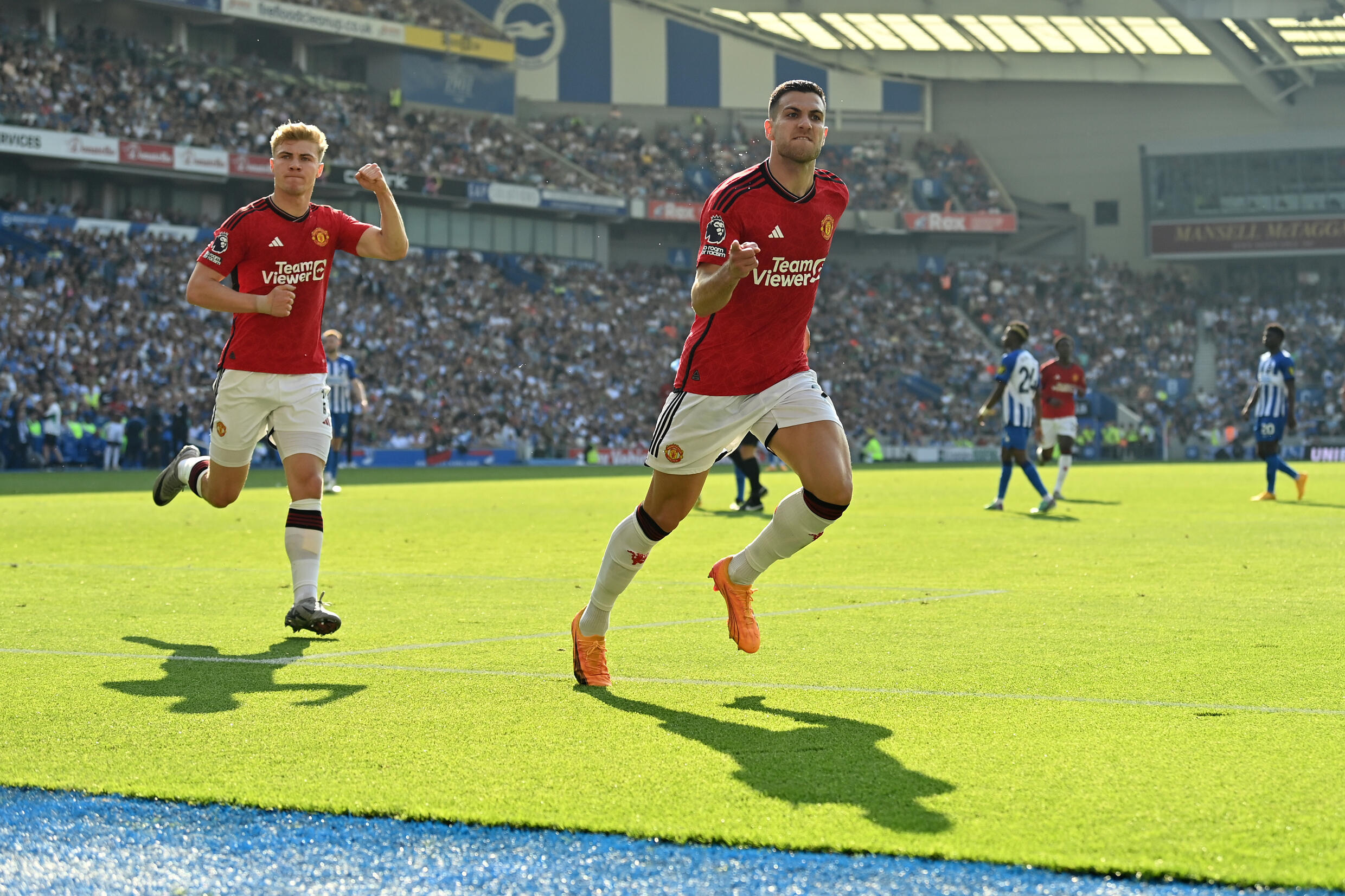 Le défenseur portugais de Manchester United Diogo Dalot (c) ouvre la marque sur le terrain de Brighton, le 19 mai 2024