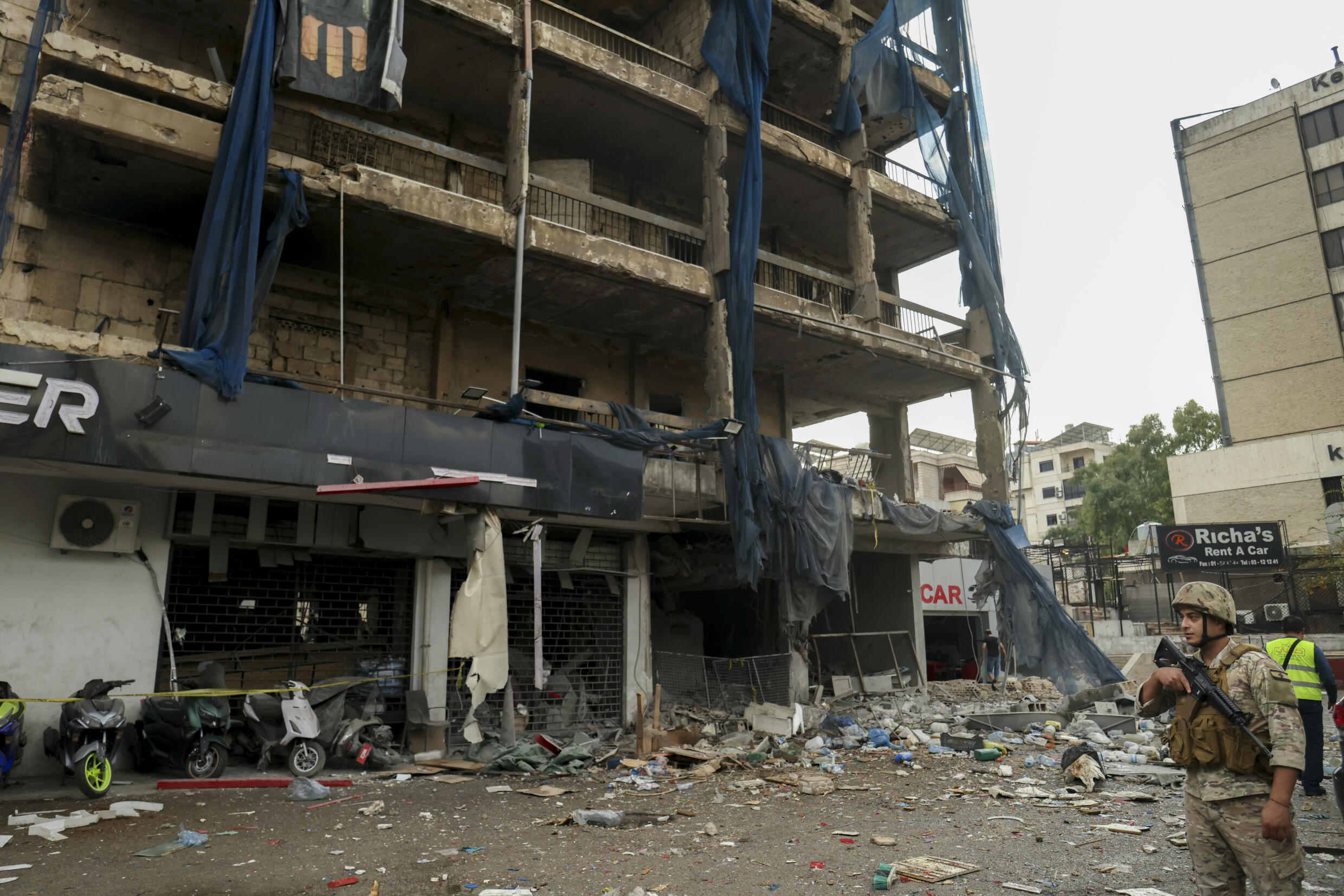 Un soldat de l'armée libanaise monte la garde devant un bâtiment visé par une frappe aérienne dans la banlieue sud de Beyrouth, le 2 novembre 2024
