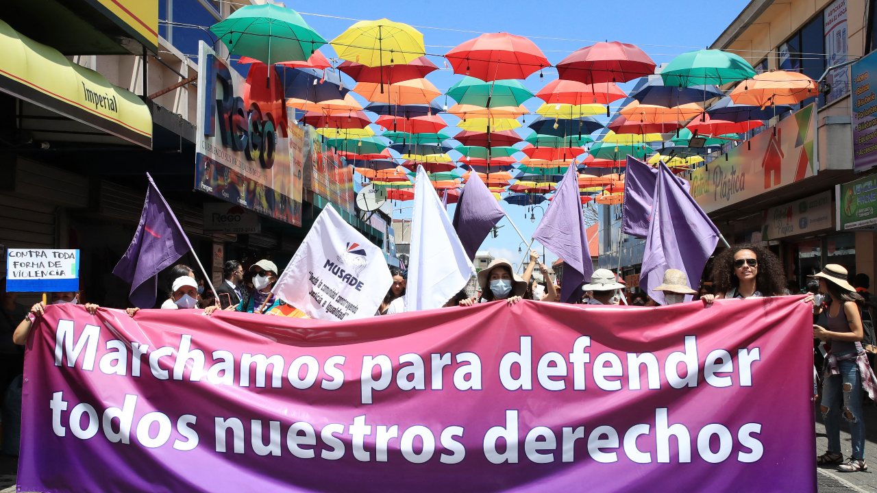 Mujeres se manifiestan contra el nuevo presidente Rodrigo Chaves durante su ceremonia de investidura en San José, el 8 de mayo de 2022.