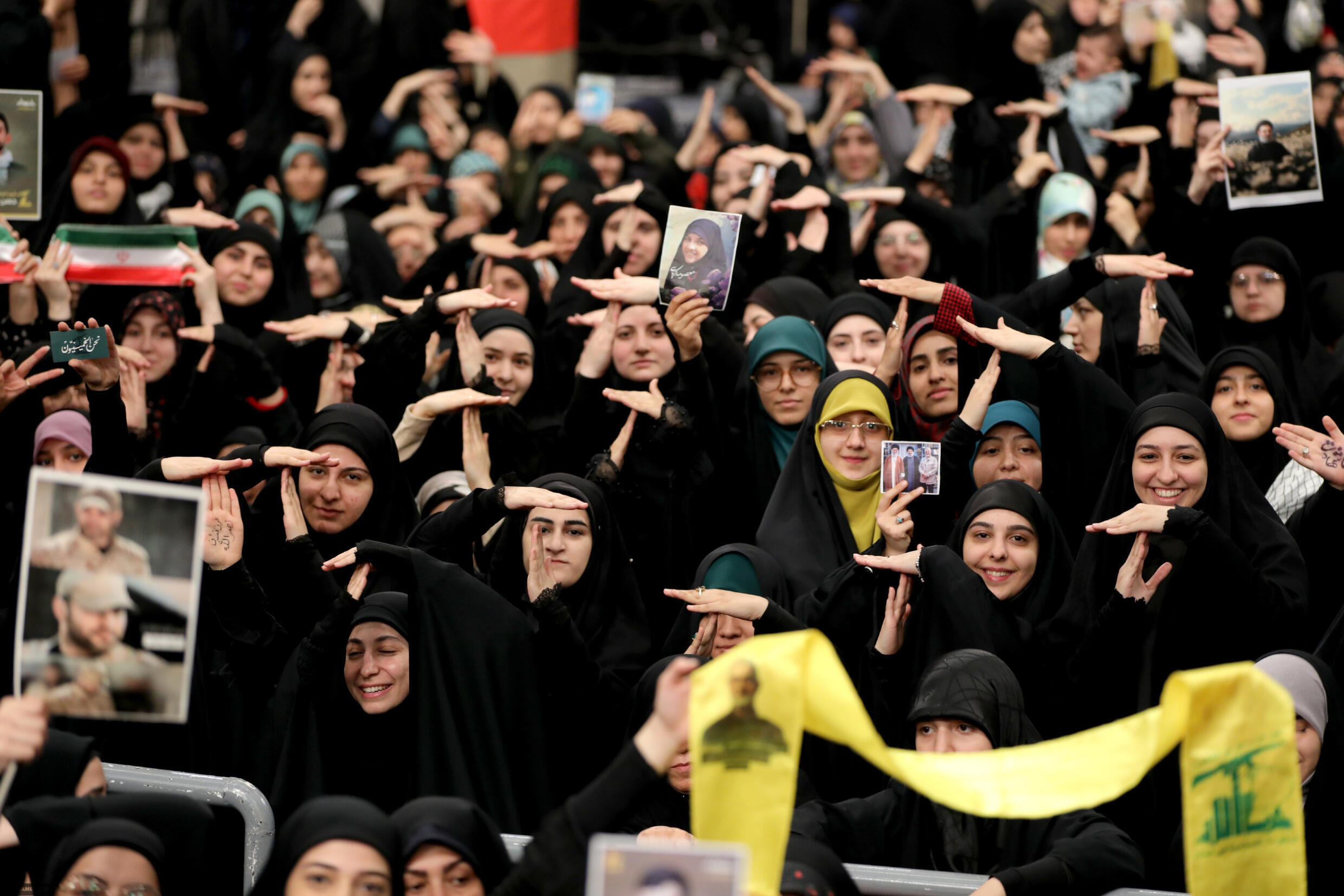 Une photo fournie par le bureau du guide suprême iranien, Ali Khamenei, montre des étudiants en train de faire des gestes lors d'une réunion avec lui à Téhéran, le 2 novembre 2024