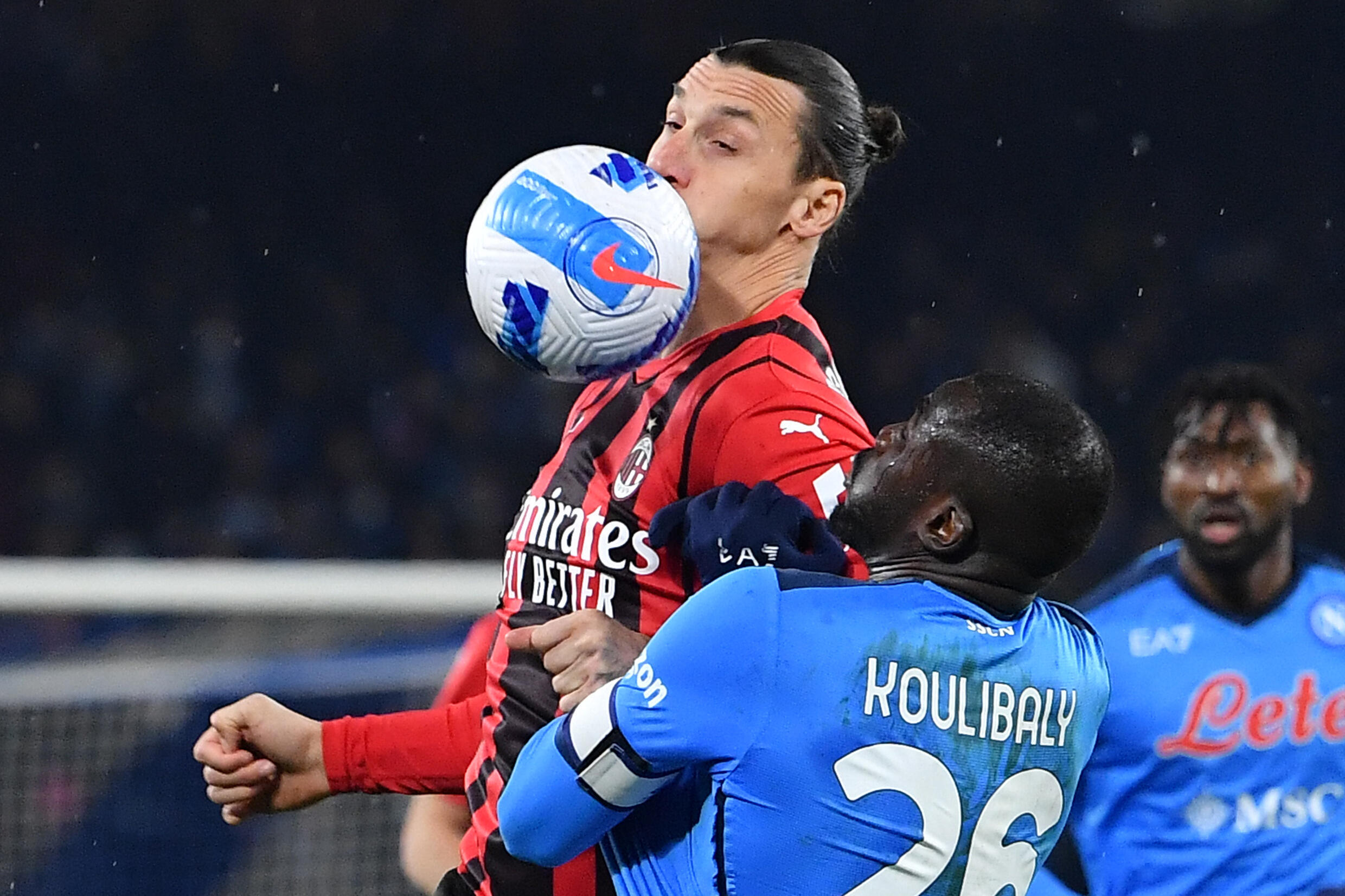 Lattaquant sudois de l'AC Milan, Zlatan Ibrahimovic, l la lutte avec le difenseur séngalais de Naples, Kalidou Koulibaly, en cluture de la 28e daily Serie A, le 6 Mars Stado 20