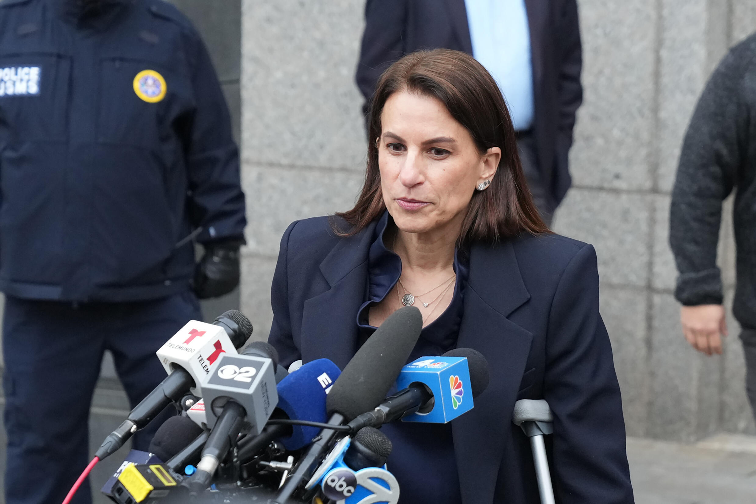 Karen Agnifilo, l'avocate de Luigi Mangione, inculpé pour l'assassinat du patron d'un géant de l'assurance santé, s'exprime devant le tribunal fédéral de Manhattan, le 19 décembre 2024
