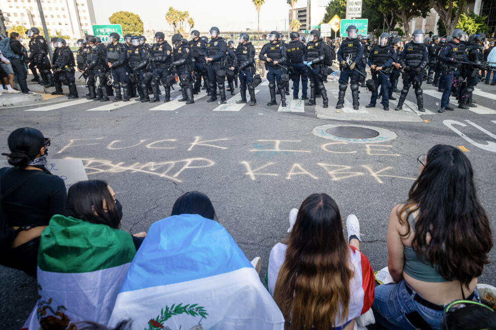 Manifestantes se enfrentaron con agentes del orden en las calles que rodean el edificio federal durante una protesta tras los operativos federales de inmigración en Los Ángeles, California, el 8 de junio de 2025.