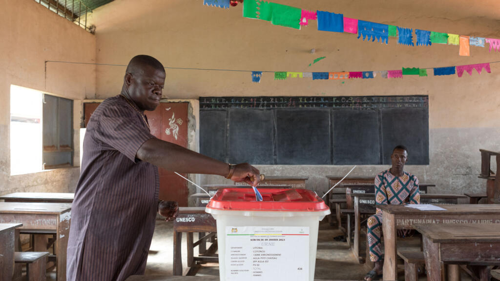 Les Béninois appelés aux urnes pour des législatives, un mois après le coup d'État déjoué