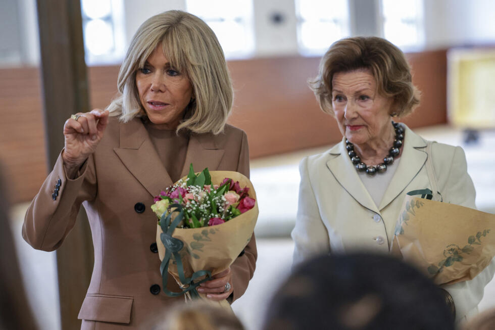 La reine Sonja de Norvège (à droite) et la première dame française Brigitte Macron (à gauche) visitent l'écurie Queen Sonja Art Stable à Oslo, en Norvège, le 23 juin 2025.