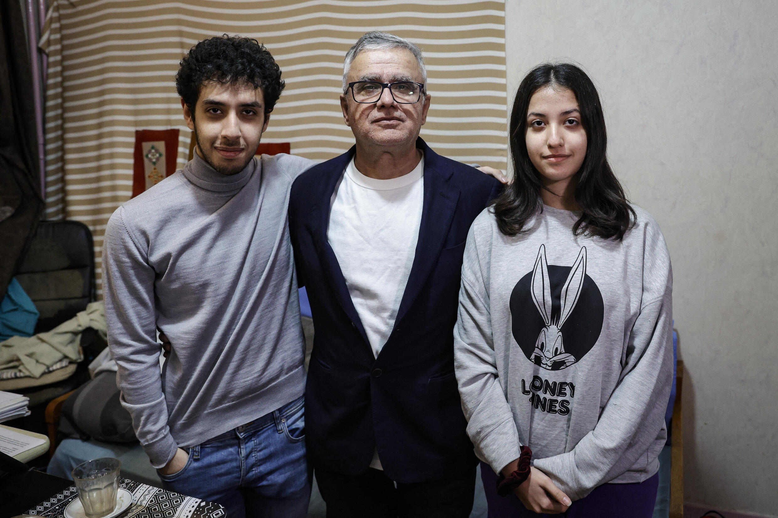 Taghi Rahmani, époux de Narges Mohammadi, entouré de ses enfants de 17 ans, Ali et Kiana, à Paris, le 5 décembre 2023.