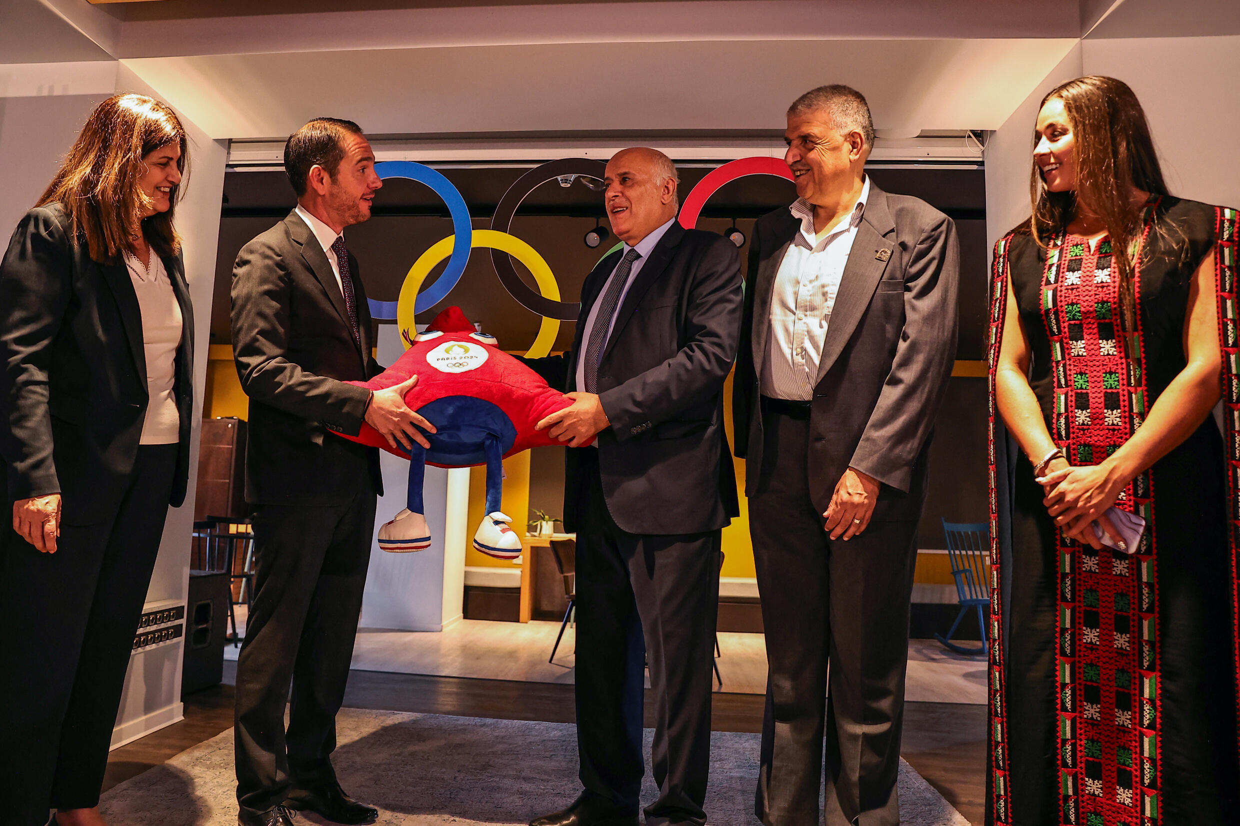 Jibril Rajoub, président du Comité olympique palestinien, en compagnie du consul général de France à Jérusalem, Nicolas Kassianides, lors de la conférence de presse à Ramallah, le 14 juillet 2024.