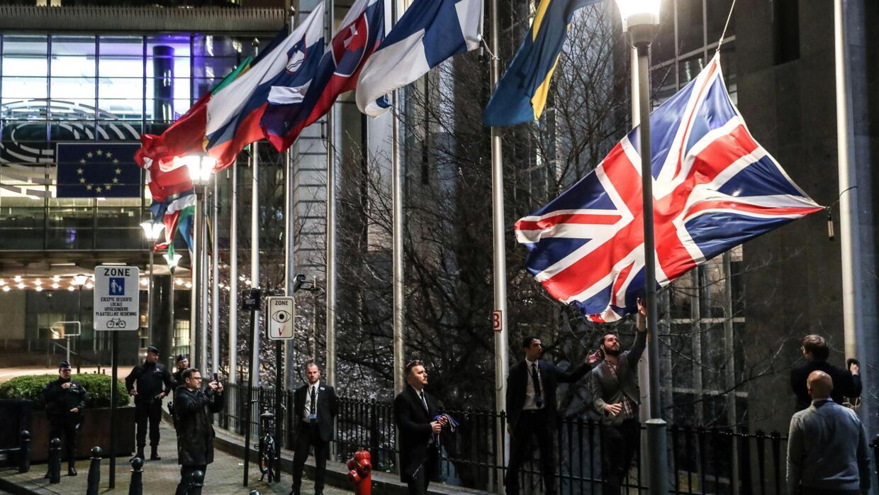 Countdown To The Kingdom En Français Live: Countdown to Brexit as Britain's Union Jack flag is taken down in