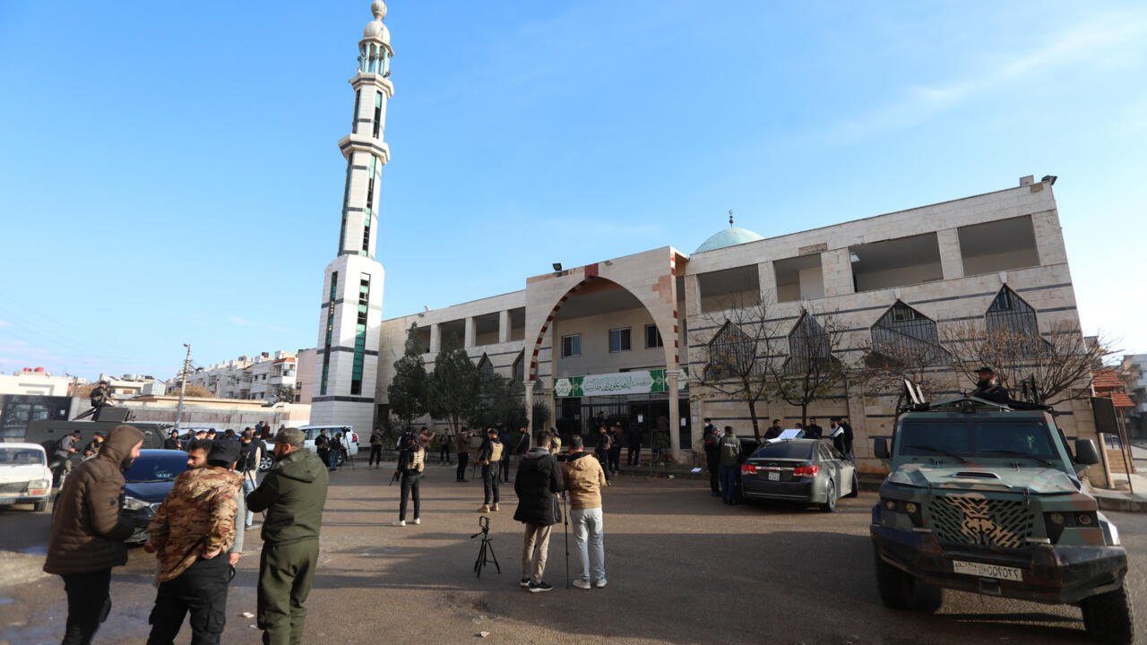 علويون يتظاهرون في سوريا عقب تفجير مسجد