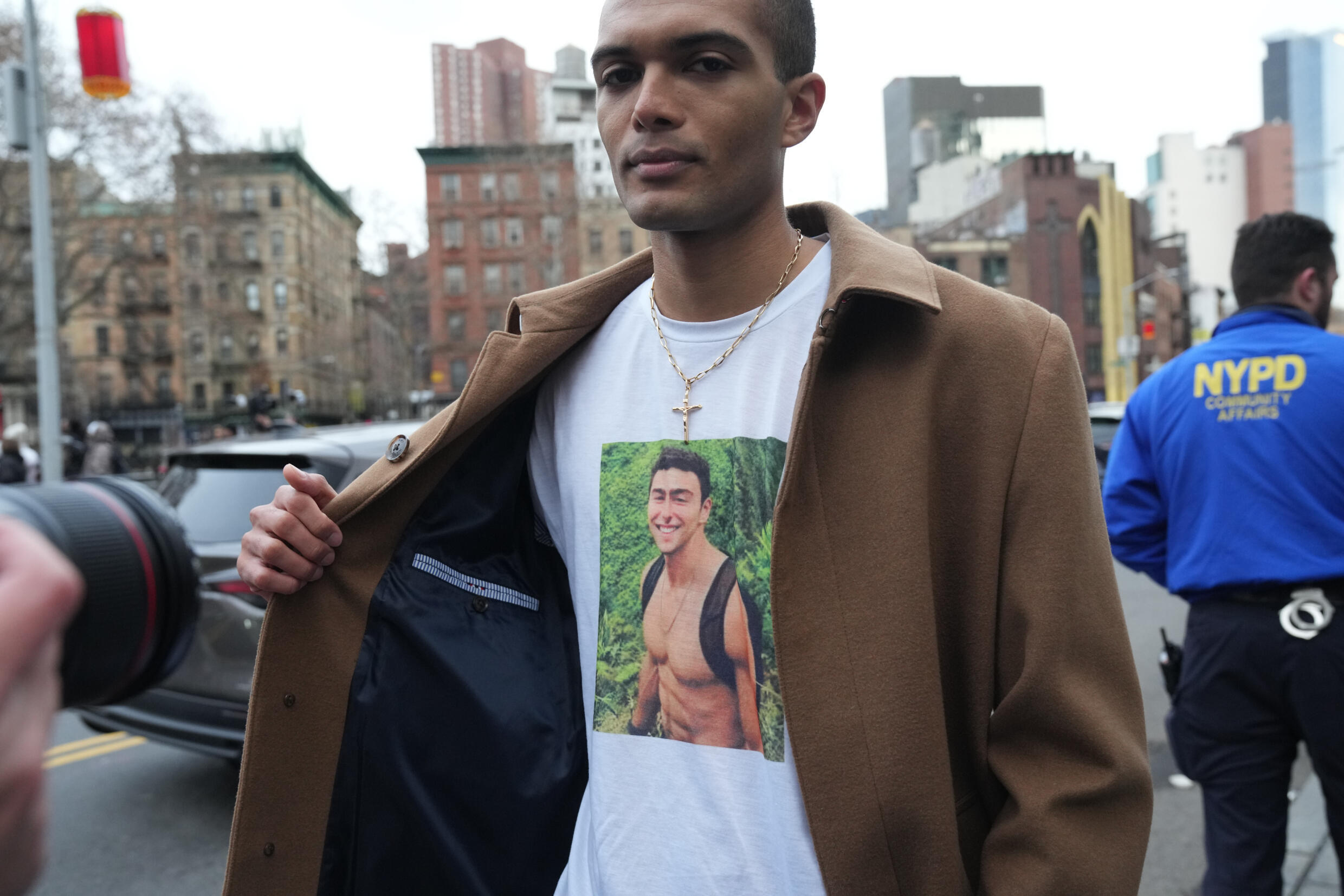 Un homme portant un tee-shirt à l'effigie de Luigi Mangione, l'assassin présumé du patron d'un géant de l'assurance santé, lors de sa comparution devant la justice fédérale à New York, le 19 décembre 2024