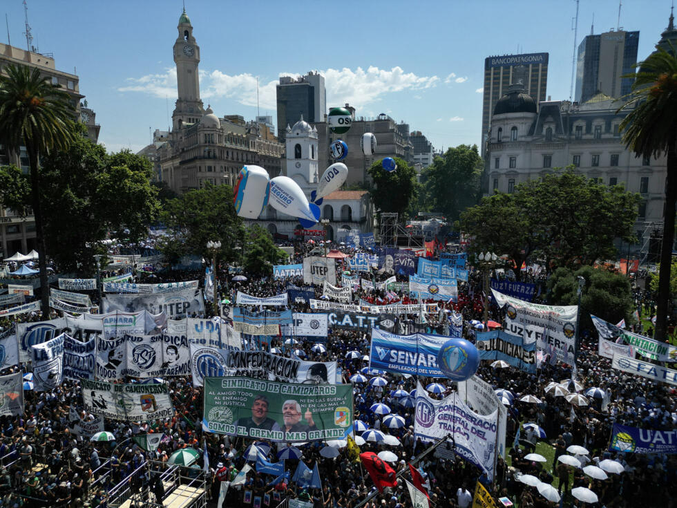 Una vista de dron muestra a manifestantes que asisten a una protesta organizada por la Confederación General del Trabajo (CGT) de Argentina contra la reforma laboral propuesta por el gobierno, en la Plaza de Mayo en Buenos Aires, Argentina, el 18 de diciembre de 2025. REUTERS/