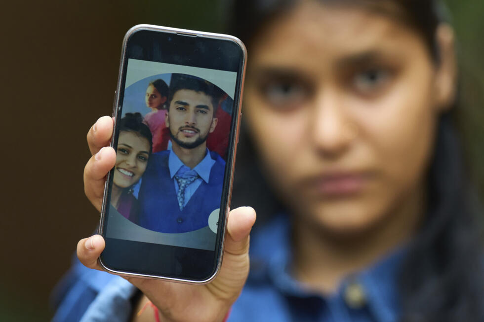 Pushpa Joshi, hermana del nepalí Bipin Joshi, tomado como rehén por Hamás el 7 de octubre de 2023, mientras una foto de éste. Katmandú. Nepal, 12 de junio de 2025.