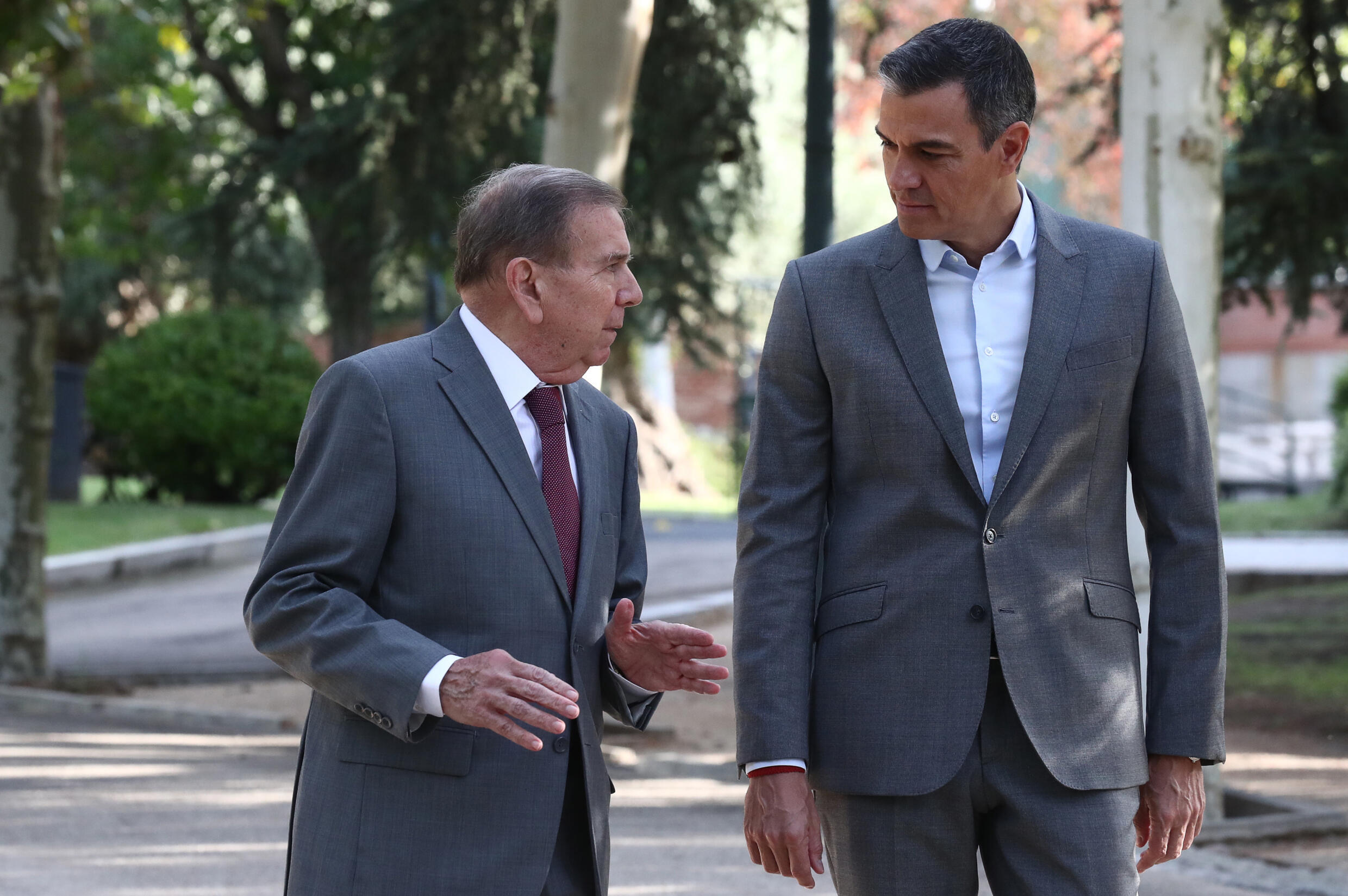 Le Premier ministre espagnol Pedro Sanchez, à droite, rencontre l'opposant vénézuélien Edmundo Gonzalez Urrutia au palais de La Moncloa, à Madrid, le 12 septembre 2024
