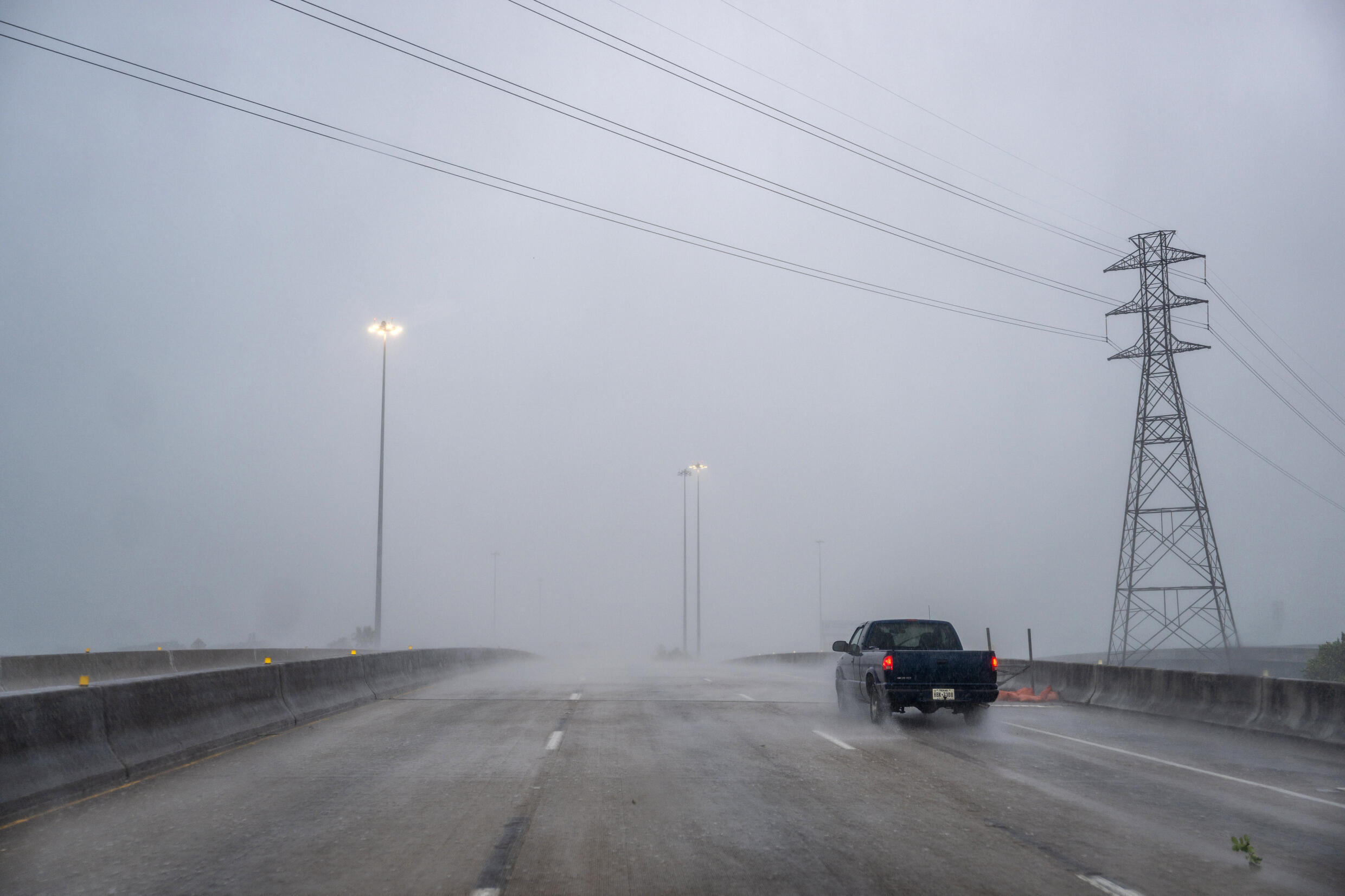 Un automobiliste sous une forte pluie lors du passage de l'ouragan Béryl à Houston, le 8 juillet 2024 au Texas