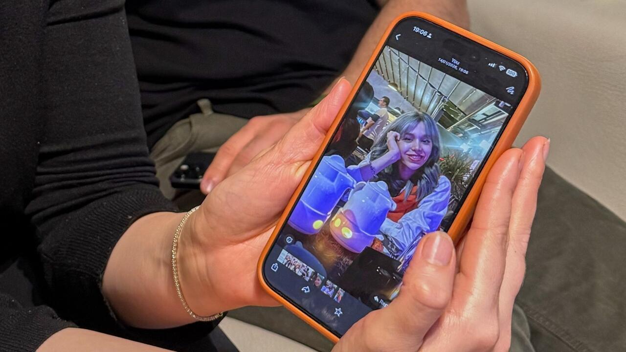 جثث مكدسة وحداد مُصادر… معاناة عائلة روبينا أمينيان ذات الـ23 عاما التي قُتلت في إيران