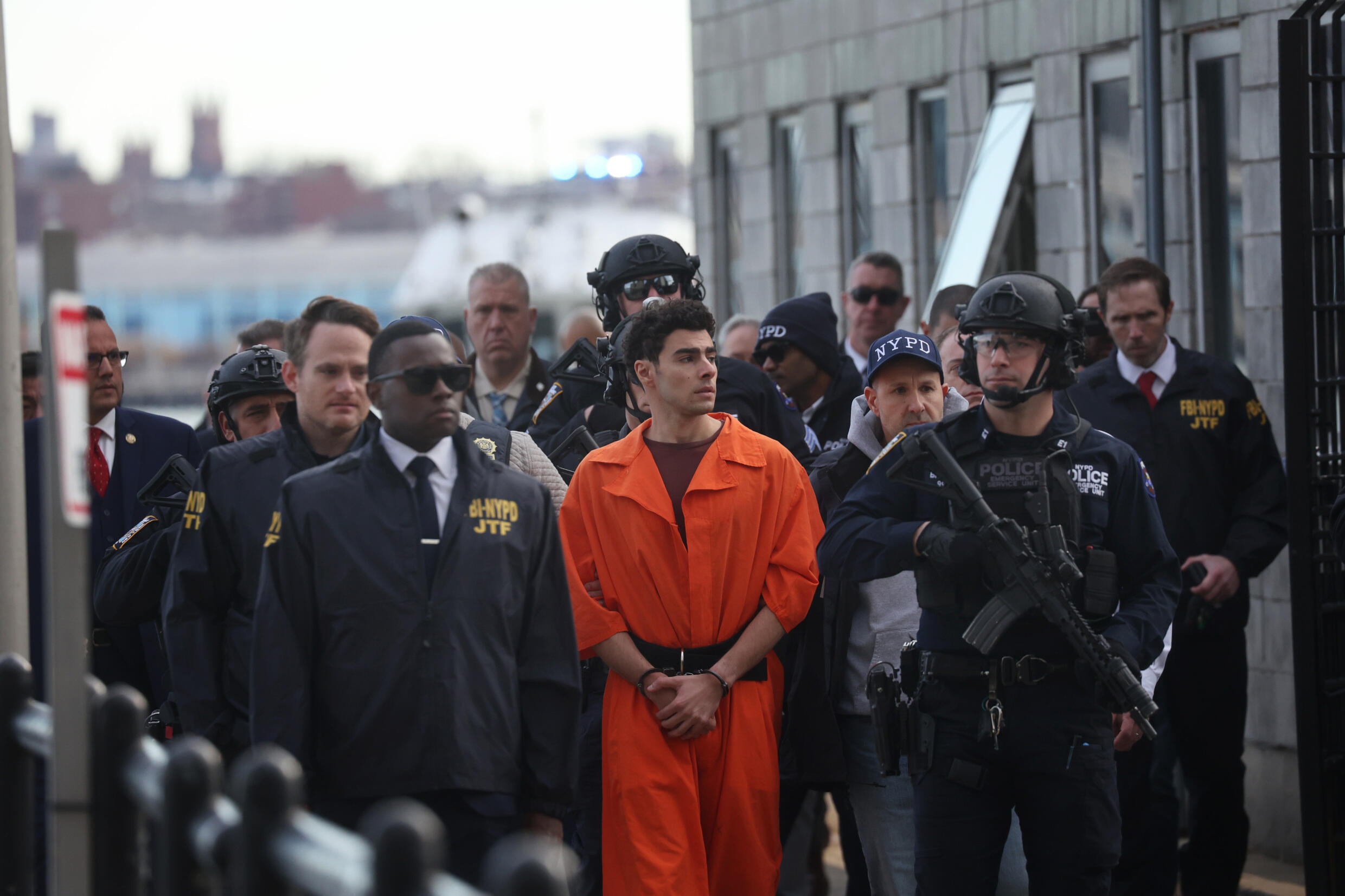 Luigi Mangione, l'assassin présumé d'un patron de l'assurance santé privée à New York, escorté par les forces de l'ordre avant son arrivée au tribunal fédéral de Manhattan, le 19 décembre 2024
