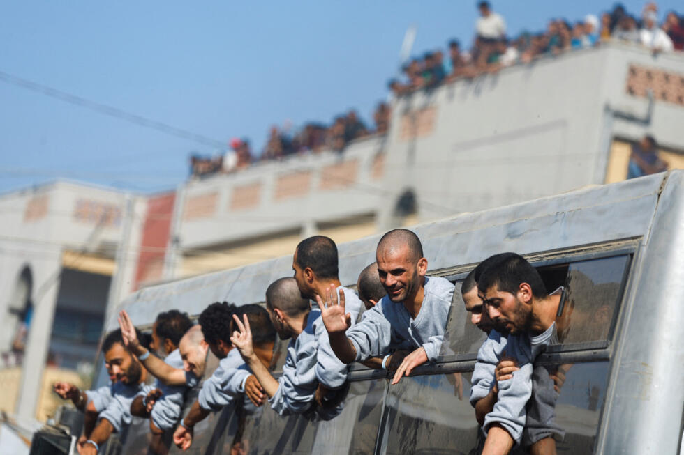 Prisioneros palestinos liberados hacen un gesto desde un autobús tras ser liberados por Israel como parte de un intercambio de rehenes y prisioneros y un acuerdo de alto el fuego entre Hamás e Israel, en Khan Younis, en el sur de la Franja de Gaza, el 13 de octubre de 2025.