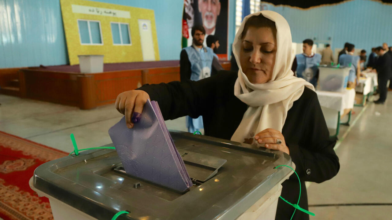 Afganistán prorroga un día las elecciones parlamentarias en medio del