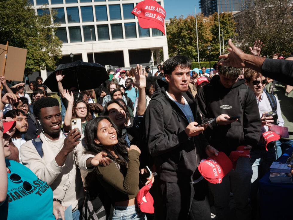Des étudiants de la Georgia State University participent à un rassemblement avec Charlie Kirk à Atlanta, en Géorgie, le 21 octobre 2024.