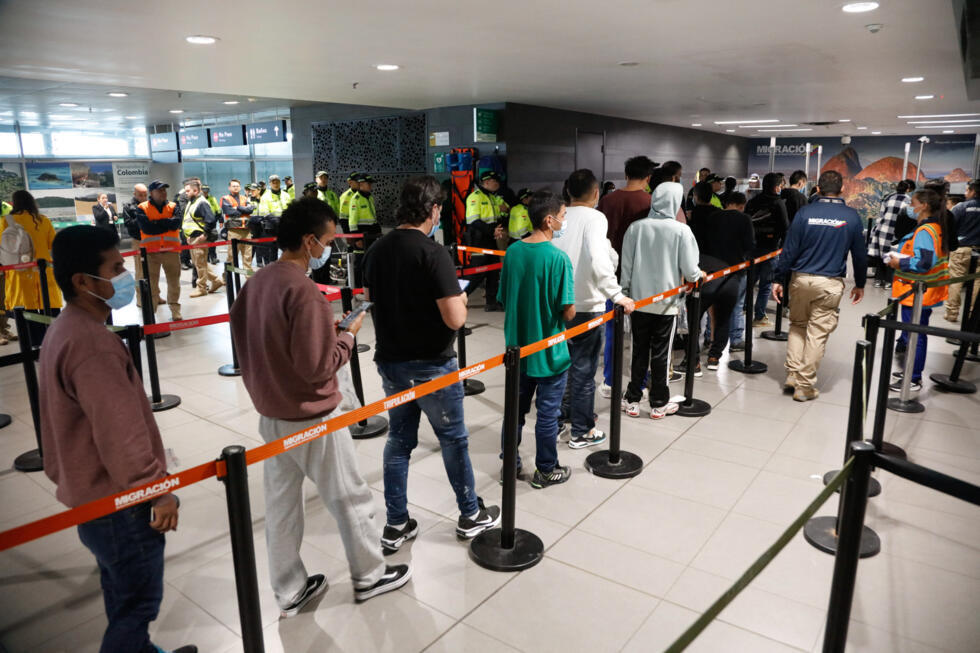 Quelque 200 ressortissants expulsés des États-Unis à l'aéroport international El Dorado à Bogota, le 28 janvier 2025.