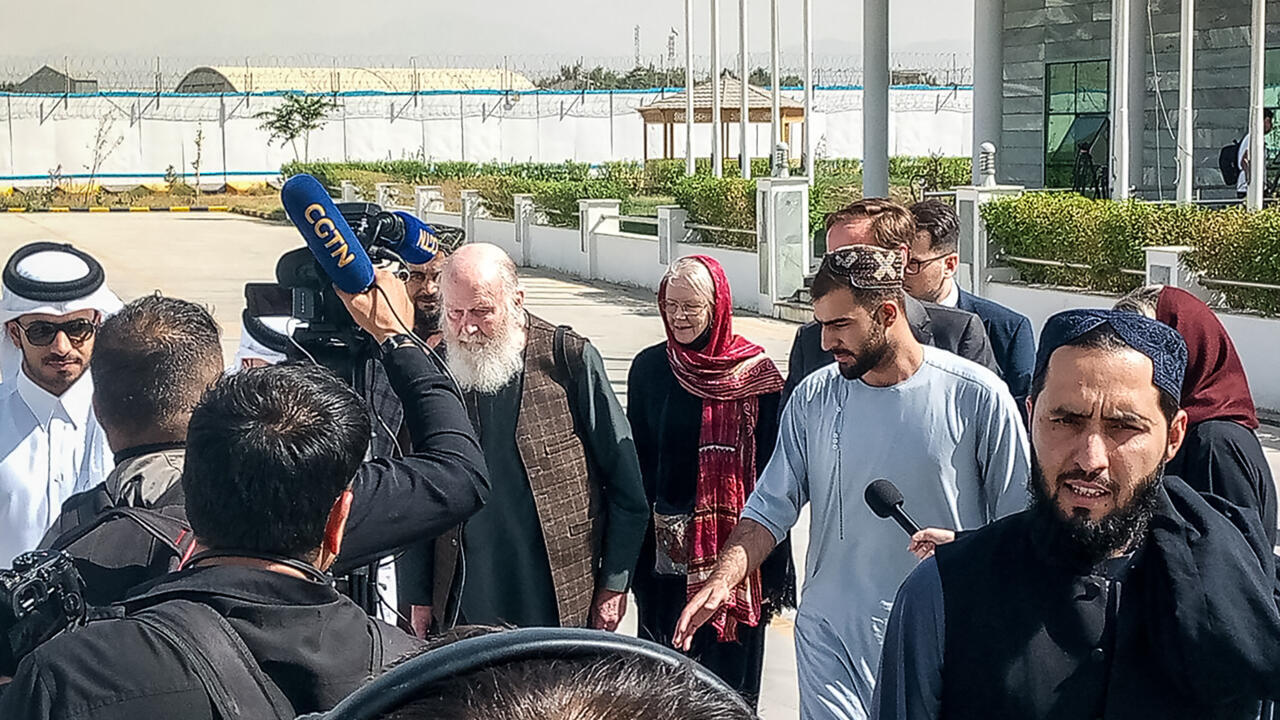 وصول زوجين بريطانيين مسنّين افرجت عنهما أفغانستان إلى لندن