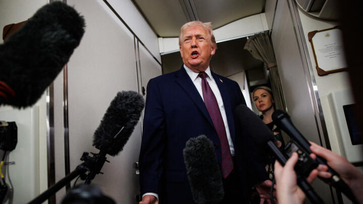 Le président américain Donald Trump répond aux questions des journalistes à bord d'Air Force One le 11 janvier 2026, alors qu'il rentre à la Maison Blanche depuis Palm Beach, en Floride