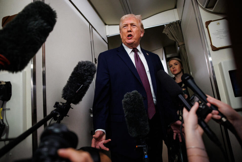 Le président américain Donald Trump répond aux questions des journalistes à bord d'Air Force One le 11 janvier 2026, alors qu'il rentre à la Maison Blanche depuis Palm Beach, en Floride