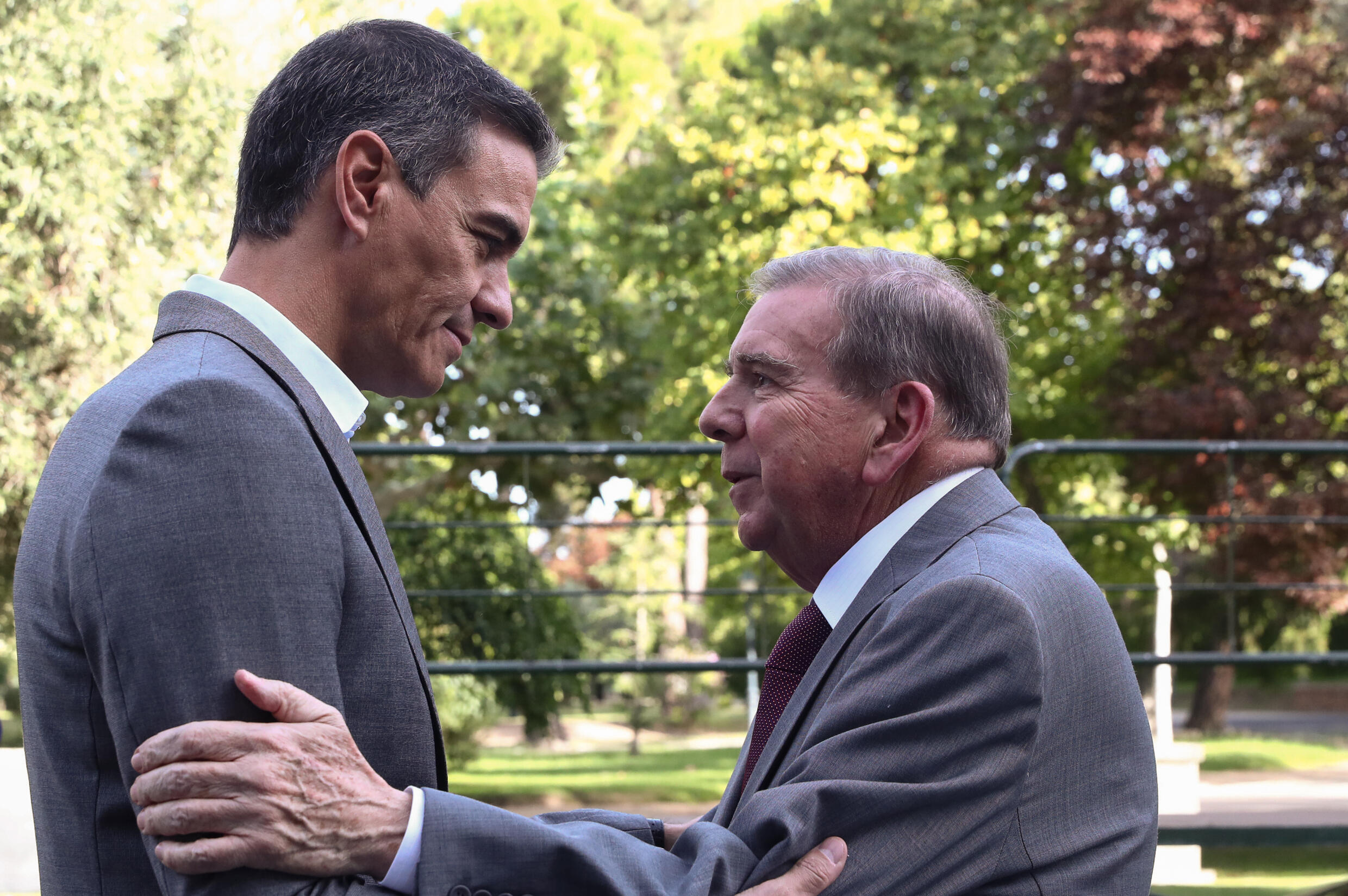 Sur cette photo diffusée par le bureau du Premier ministre espagnol le 12 septembre 2024, Pedro Sanchez (gauche) rencontre le candidat de l'opposition vénézuélienne Edmundo Gonzalez Urrutia au palais de La Moncloa à Madrid