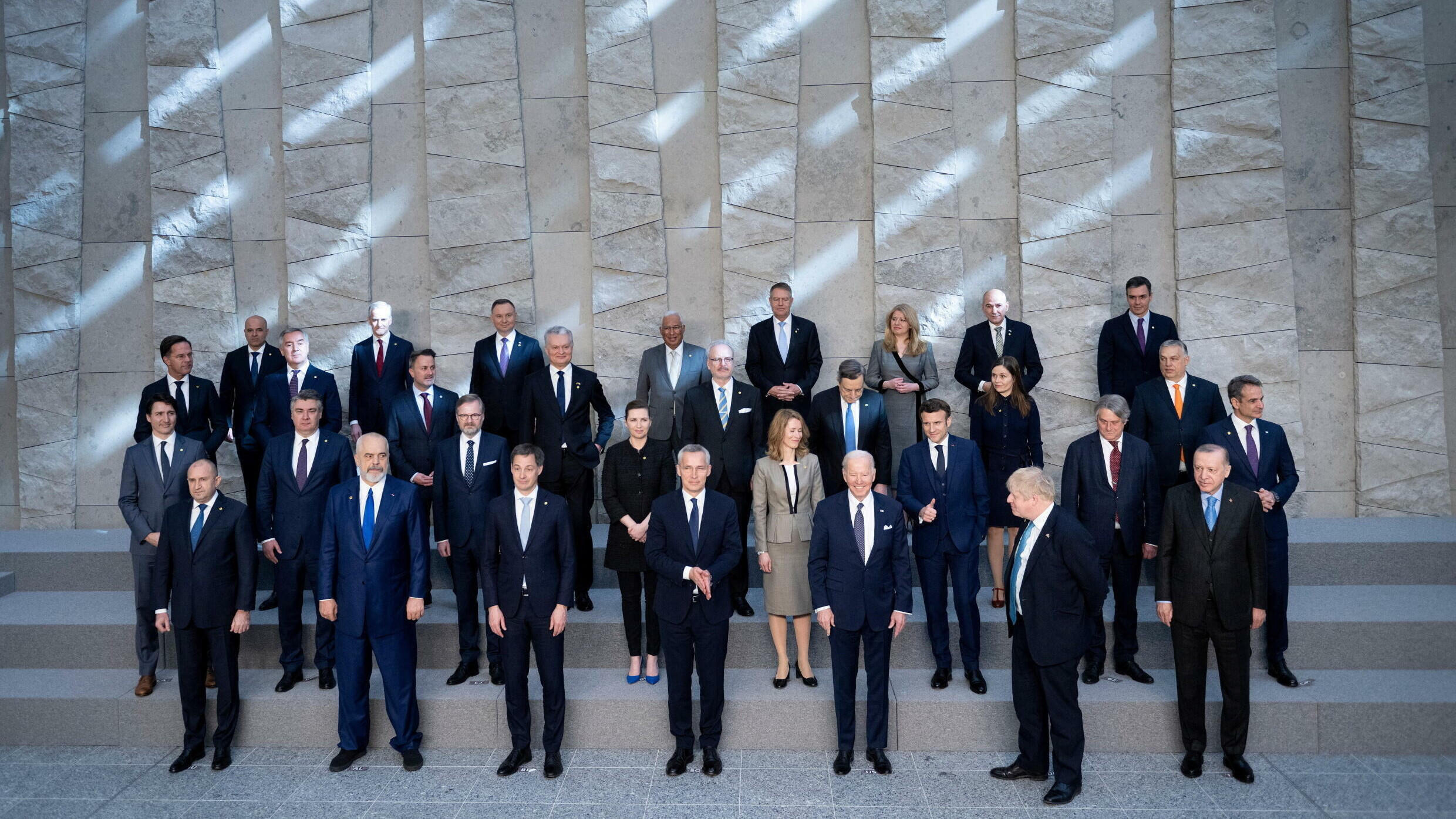 Przywódcy NATO pozują do zdjęcia przed nadzwyczajnym szczytem w siedzibie sojuszu w Brukseli 24 marca 2022 roku.